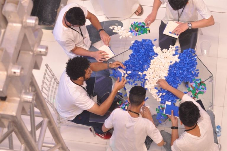 اللوحة والفريق الذي شارك بتصميمها