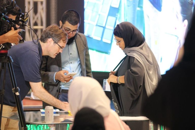 اللوحة والفريق الذي شارك بتصميمها