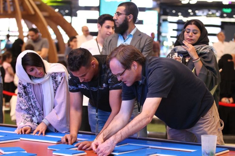 اللوحة والفريق الذي شارك بتصميمها