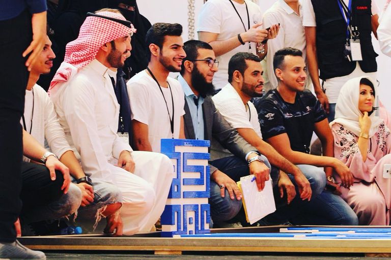 اللوحة والفريق الذي شارك بتصميمها