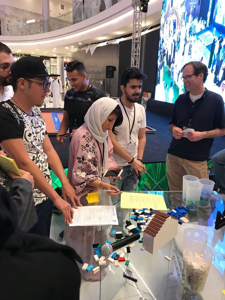 اللوحة والفريق الذي شارك بتصميمها