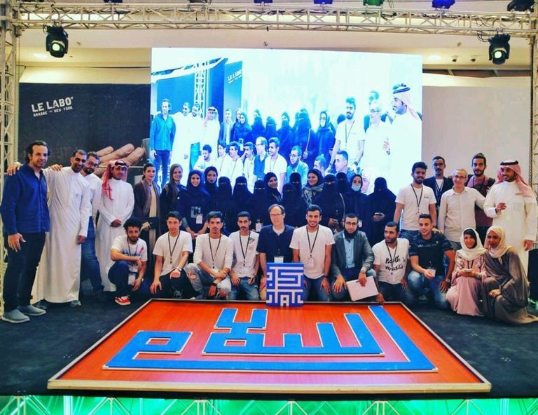 اللوحة والفريق الذي شارك بتصميمها