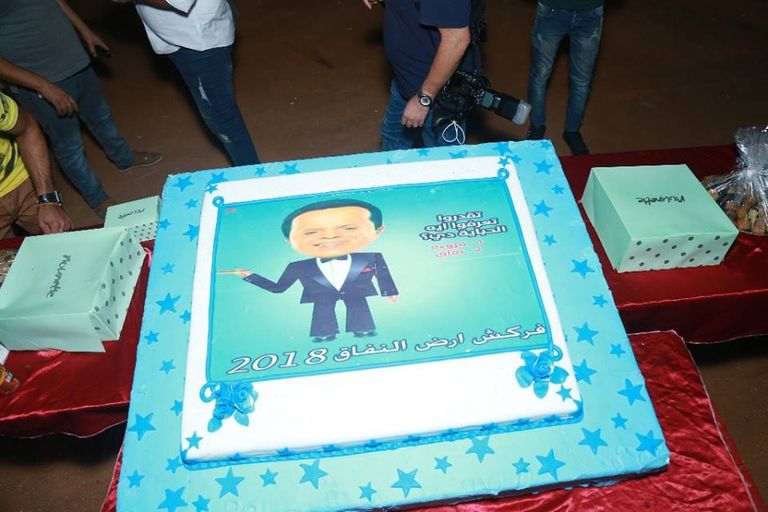 الممثل المصري محمد هنيدي يحتفل بانتهاء تصوير مسلسله "أرض النفاق"