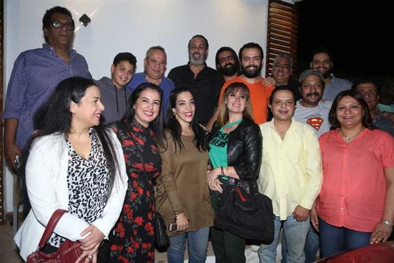 الممثل المصري محمد هنيدي يحتفل بانتهاء تصوير مسلسله "أرض النفاق"