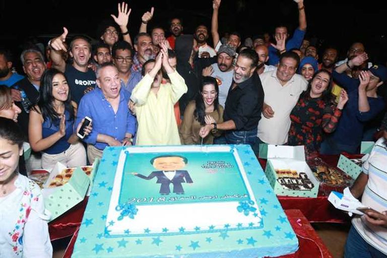 الممثل المصري محمد هنيدي يحتفل بانتهاء تصوير مسلسله "أرض النفاق"