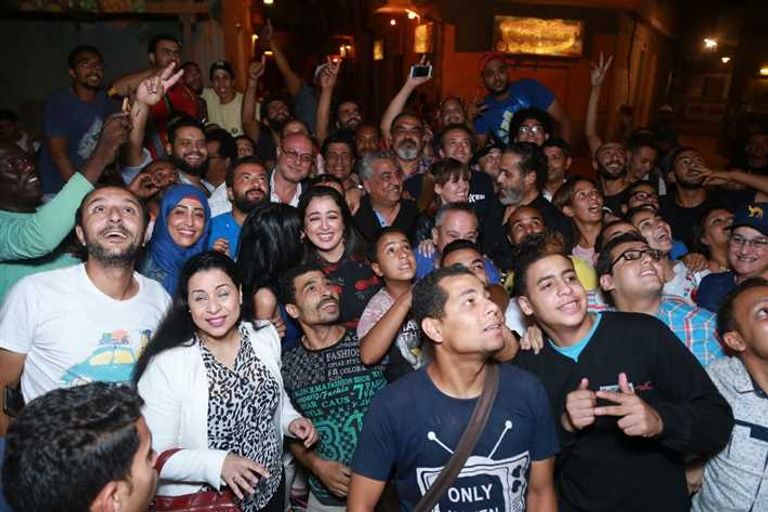 الممثل المصري محمد هنيدي يحتفل بانتهاء تصوير مسلسله "أرض النفاق"