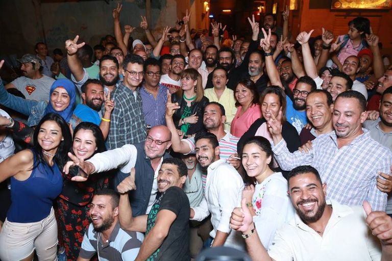 الممثل المصري محمد هنيدي يحتفل بانتهاء تصوير مسلسله "أرض النفاق"