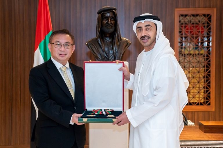 الشيخ عبدالله بن زايد آل نهيان وزير الخارجية والتعاون الدولي يقلد السفير التايلاندي الوسام الشيخ خليفة بن زايد آل نهيان رئيس دولة الإمارات