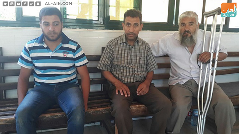 والد الشاب هيثم وأقاربه خلال وجوده بالمستشفي بعد الإصابة