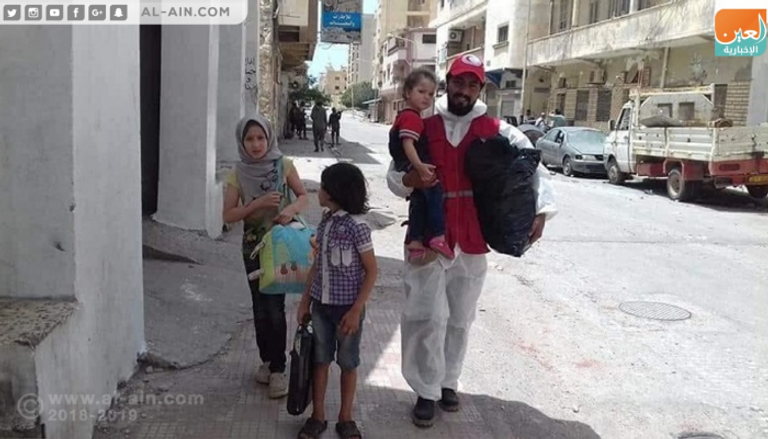 عناصر من الهلال الأحمر الليبي أثناء إجلاء عائلات بدرنة
