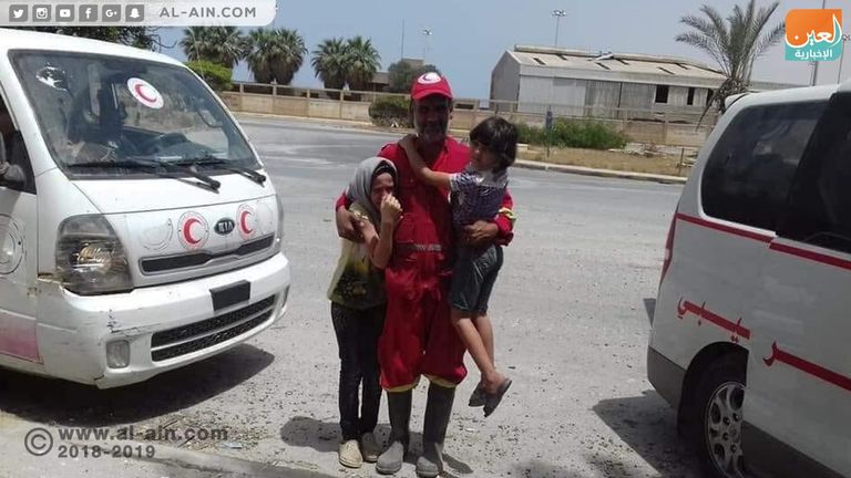 عناصر من الهلال الأحمر الليبي أثناء إجلاء عائلات بدرنة