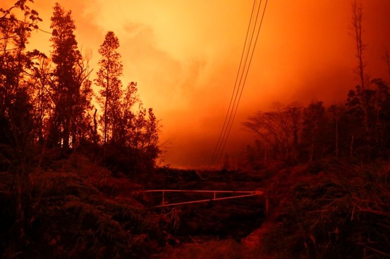 حمم بركان كيلاويا تنير سماء هاواي 