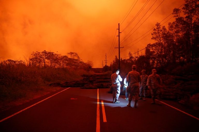 حمم بركان كيلاويا تنير سماء هاواي 