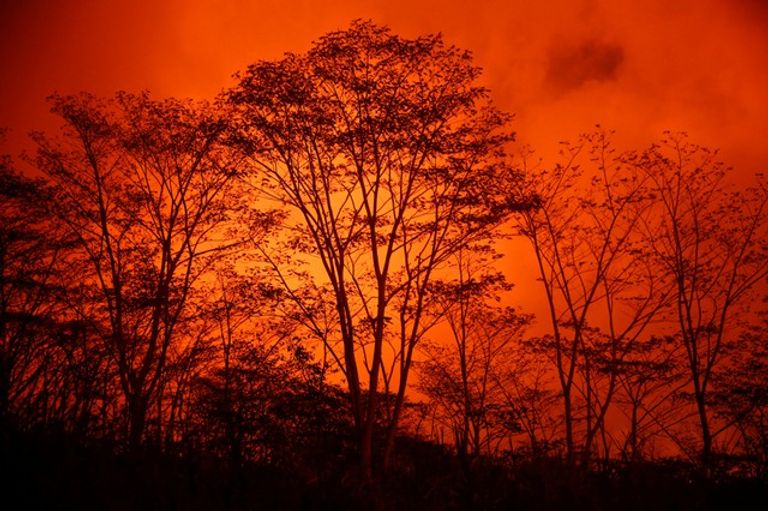 حمم بركان كيلاويا تنير سماء هاواي 