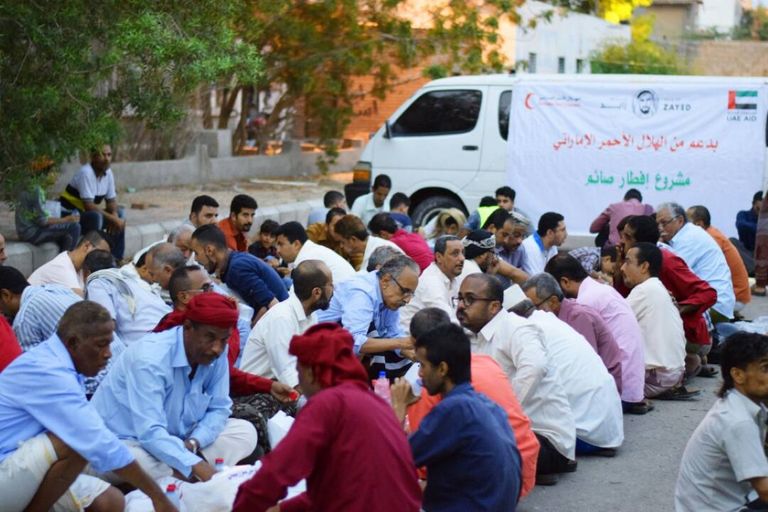 الهلال الأحمر الإماراتي ينظم إفطارا جماعيا لموظفي تلفزيون عدن
