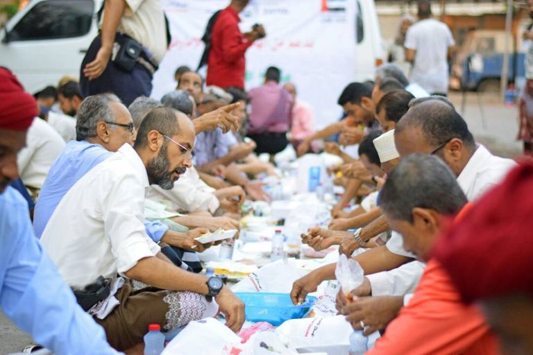 الهلال الأحمر الإماراتي ينظم إفطارا جماعيا لموظفي تلفزيون عدن