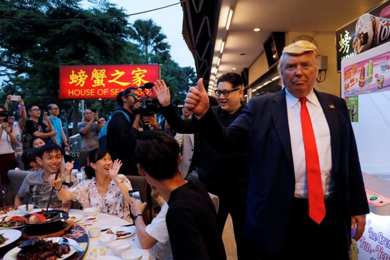 شخصان جسدا شخصيتي الرئيسين الأمريكي والكوري الشمالي 