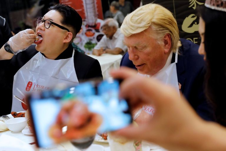 شخصان جسدا شخصيتي الرئيسين الأمريكي والكوري الشمالي 