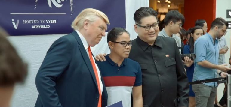 شخصان جسدا شخصيتي الرئيسين الأمريكي والكوري الشمالي 