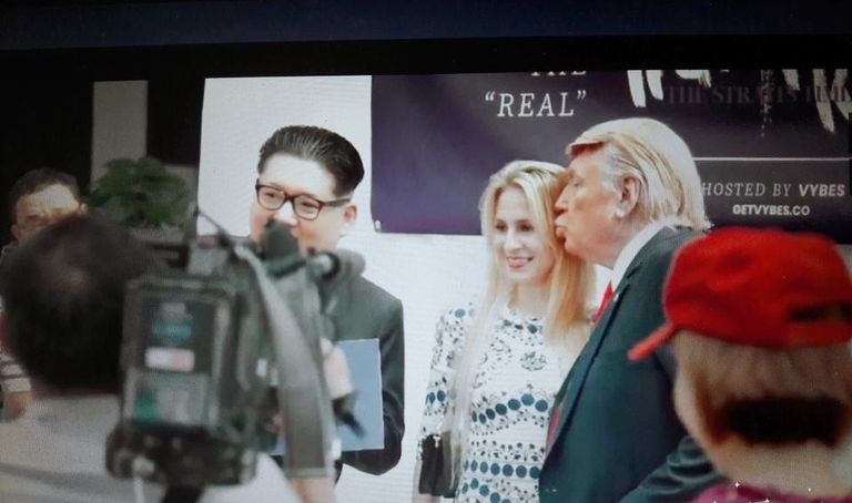 شخصان جسدا شخصيتي الرئيسين الأمريكي والكوري الشمالي 