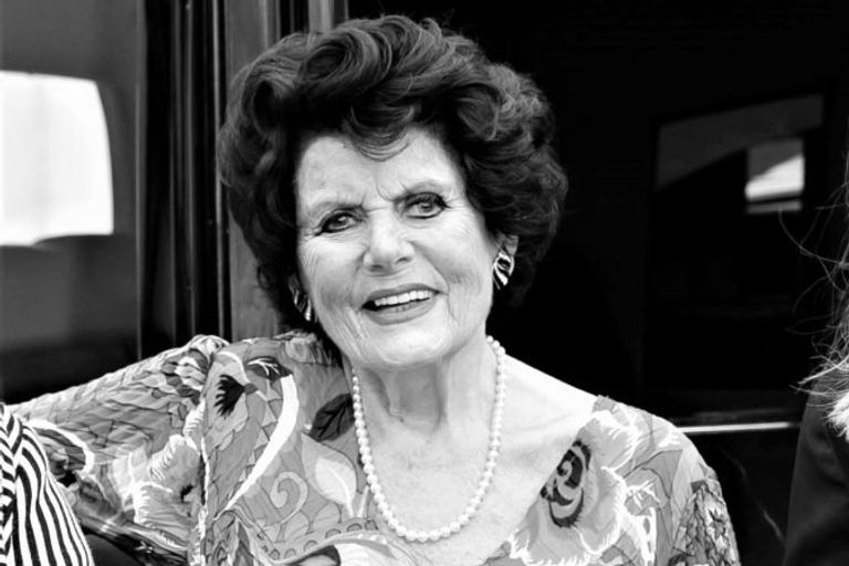 رحيل فتاة جيمس بوند الأولى يونيس جيسون 