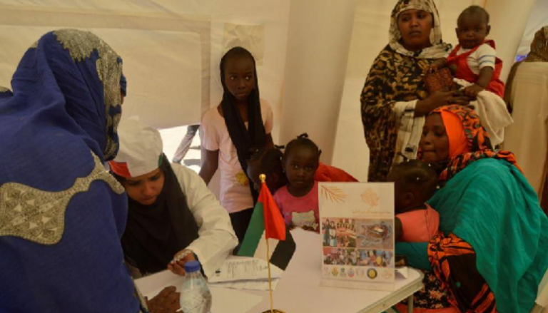 حملة الشيخة فاطمة الإنسانية تعالج الأطفال والنساء في السودان