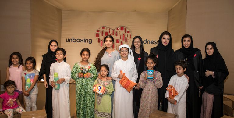 مبادرة المنال الإنسانية توزع باقات الخير على العاملات
