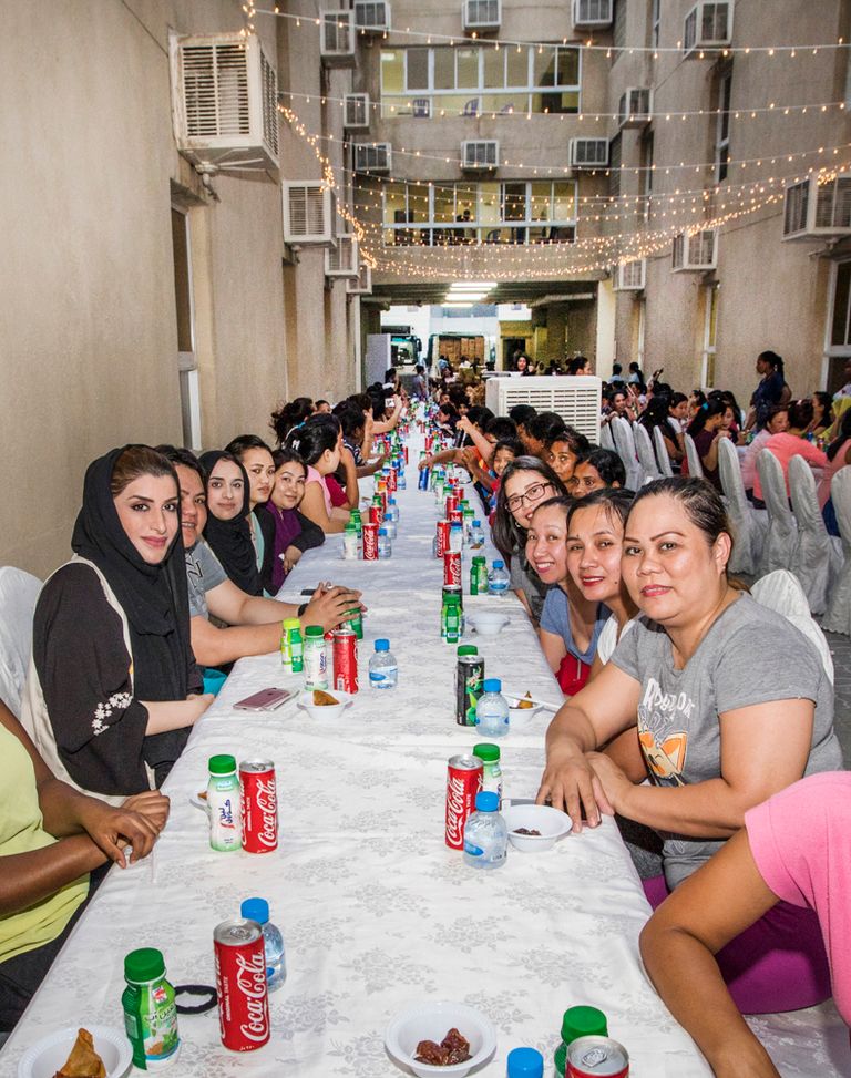 مبادرة المنال الإنسانية توزع باقات الخير على العاملات