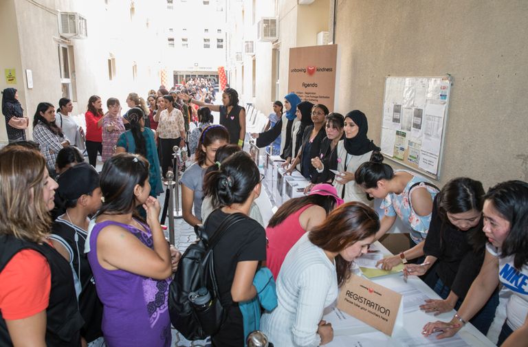 مبادرة المنال الإنسانية توزع باقات الخير على العاملات