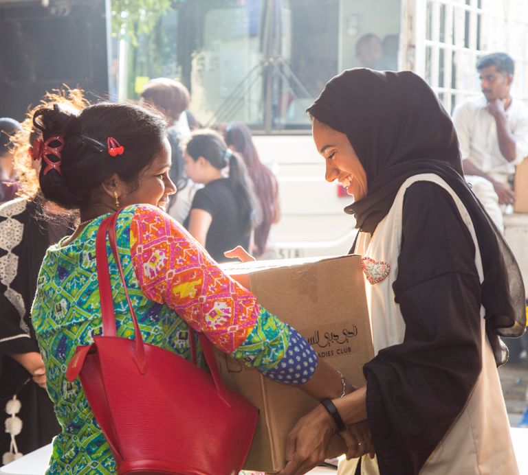 مبادرة المنال الإنسانية توزع باقات الخير على العاملات