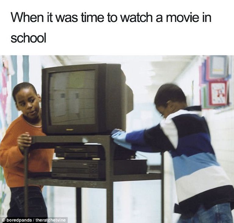 طالبان يستعدان لمشاهدة فيلم فيديو في التسعينيات