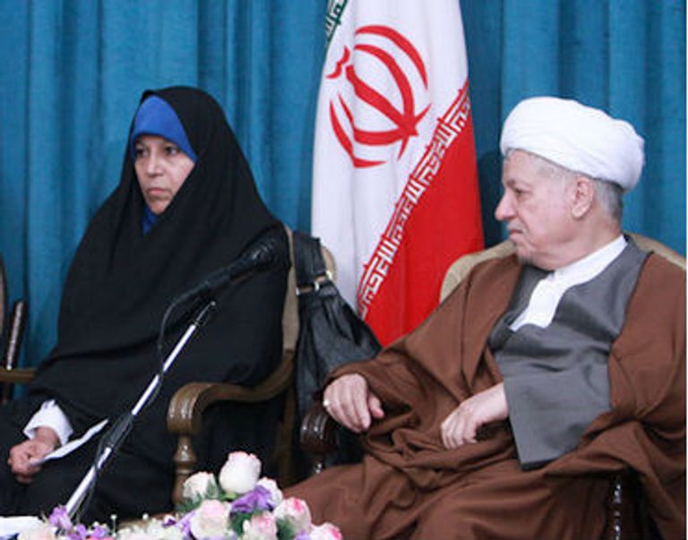 فائزة رفسنجاني إلى يمين والدها هاشمي رفسنجاني- أرشيف