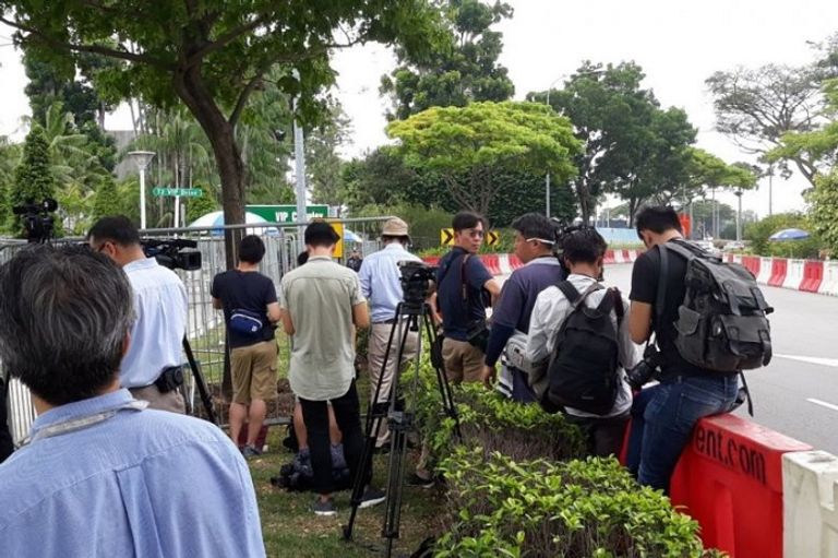 حضور الصحفيين والمراسلين أمام مطار سنغافورة الدولي الرئيس الأمريكي وزعيم كوريا الشمالية