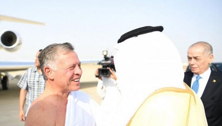 الملك عبدالله الثاني خلال وصوله إلى مطار الملك عبدالعزيز الدولي