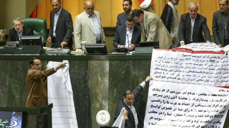 المتشددون يرفعون عريضة داخل البرلمان ضد الاتفاقية البرلمان الإيراني من الداخل- أرشيف