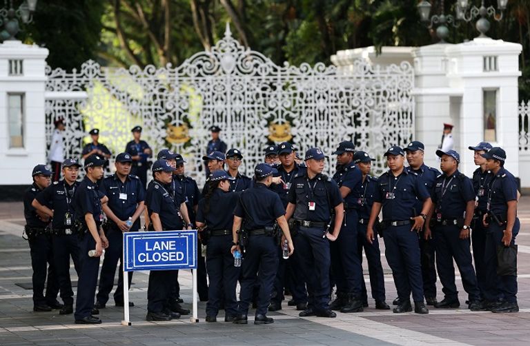 انتشار الشرطة في سنغافورة قبل قمة كيم وترامب حراسة مشددة على كيم خلال زيارته إلى سنغافورة- رويترز