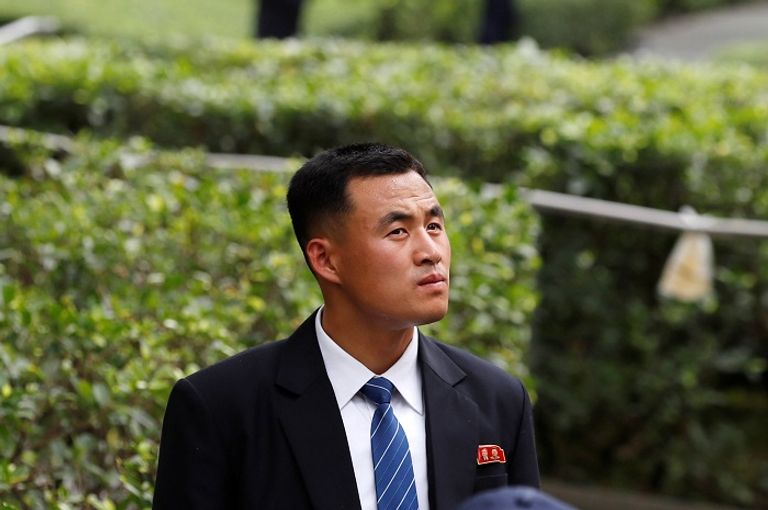 أحد أفراد حراسة كيم - رويترز حراسة مشددة على كيم خلال زيارته إلى سنغافورة- رويترز