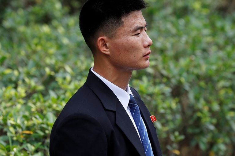 أحد أفراد حراسة كيم - رويترز حراسة مشددة على كيم خلال زيارته إلى سنغافورة- رويترز