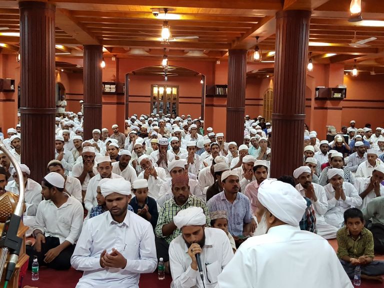 آلاف الهنود يقرأون الفاتحة على روح الشيخ زايد