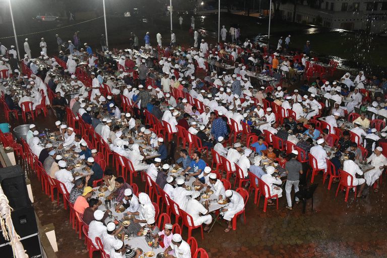 آلاف الهنود يقرأون الفاتحة على روح الشيخ زايد