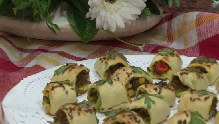 لفائف اللحم والخضار على شكل مربعات لفائف اللحم والخضار على شكل مربعات