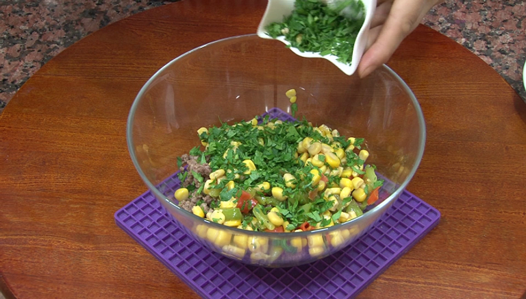 الخطوة 1 لفائف اللحم والخضار على شكل مربعات