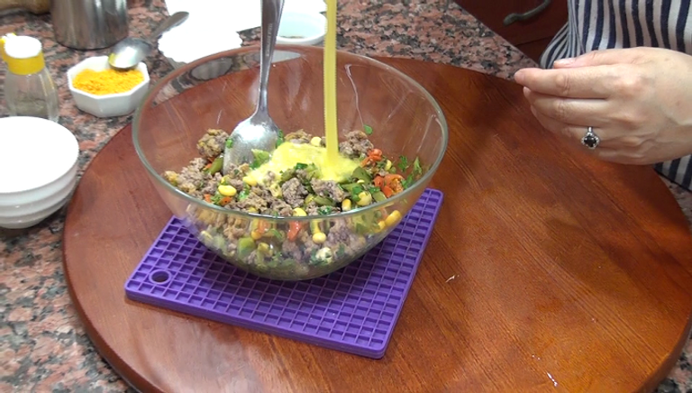 الخطوة 2 لفائف اللحم والخضار على شكل مربعات