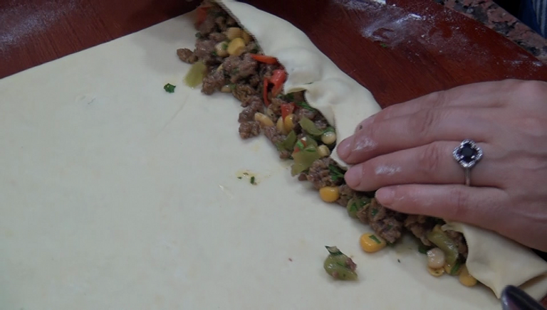 الخطوة 6 لفائف اللحم والخضار على شكل مربعات