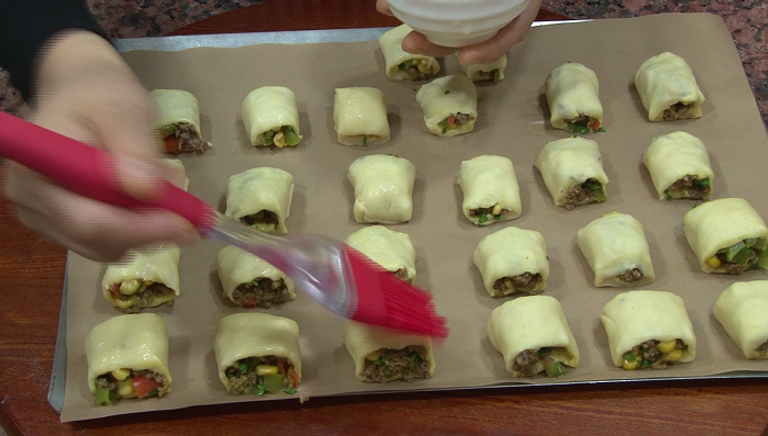 الخطوة 10 لفائف اللحم والخضار على شكل مربعات