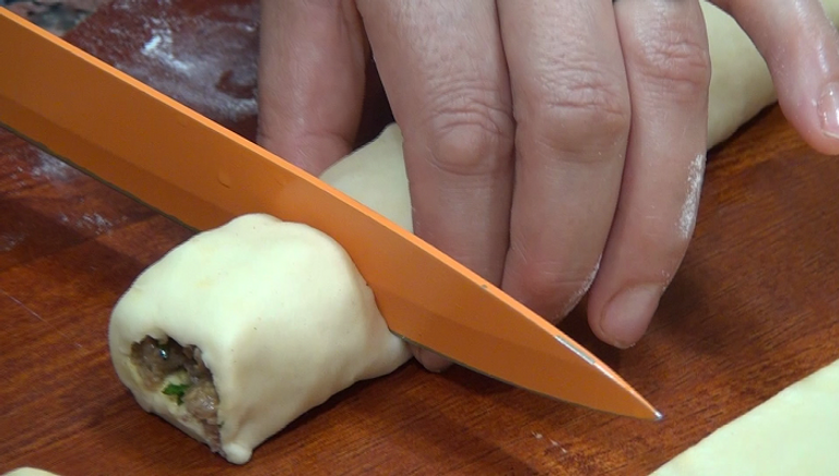 الخطوة 9 لفائف اللحم والخضار على شكل مربعات