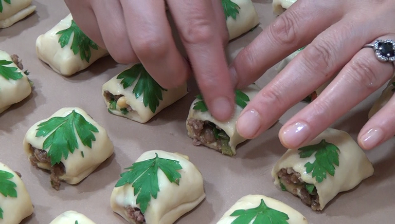 الخطوة 11 لفائف اللحم والخضار على شكل مربعات