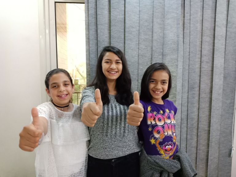3 طفلات مصريات يبتكرن تطبيقًا لـ"سد جوع الفقراء"