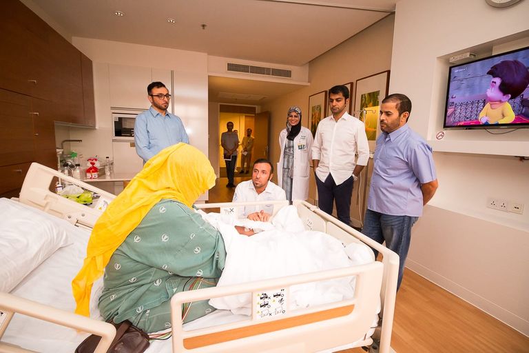  السفير الإماراتي والوفد الطبي يزورون أحد المرضى في تايلاند