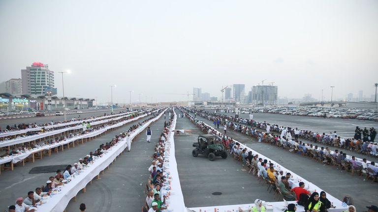 بلدية عجمان تتسلم شهادة من موسوعة